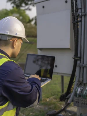 telecommunication-engineers-work-cell-towers-5g-cell-phone-signalsnetwork-tower-maintenance-technicians_result gestion de electricidad